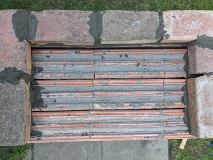 A gap is needed between the window lintels to allow air to pass through.