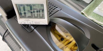 Der Timer ist gestellt und die Pommes bereit für ihr erstes Bad im Fett.