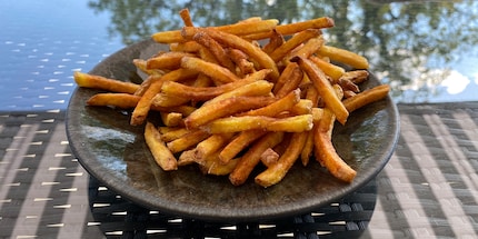 Das passt schon eher: Die festkochenden Pommes nach dem zweiten Frittiervorgang.