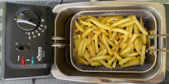 Vom kochenden Essigwasser ins heisse Bratöl: Die Pommes Frites auf dem Weg zu ihrer Vollendung.