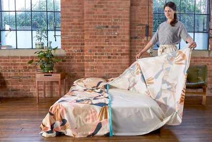 Since the duvet cover can be opened both in the centre and at the bottom instead of just at the bottom, there is no need for shaking or wrestling. Image: Koa