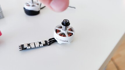 Der Platz ist knapp und die Motorenkabel nur noch ganz kurz.