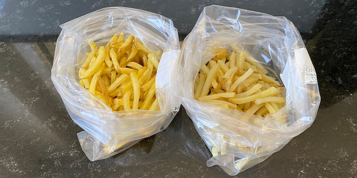 Le mie patatine scottate e prefritte sono in attesa di passare la notte nel congelatore.