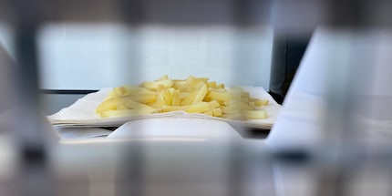 Le patate resistenti alla cottura sono già tagliate e cotte, quelle farinose aspettano il loro turno.