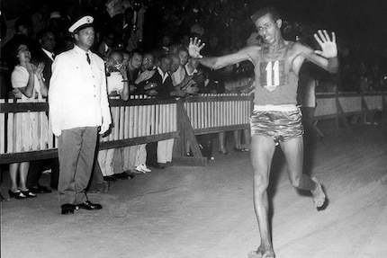 Abebe Bikila lors de sa victoire olympique à Rome en 1960.