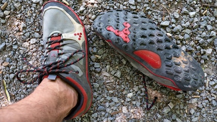 Beaucoup de chaussures, peu de semelles : mes chaussures Vivobarefoot, désormais bien usées.