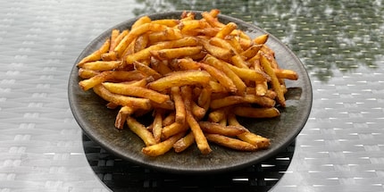 Le patatine fritte fatte con patate farinose hanno un gusto eccellente.