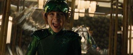 Holly Short, meilleure policière, passe le combat final emmêlée et livrée à elle même dans un lustre.