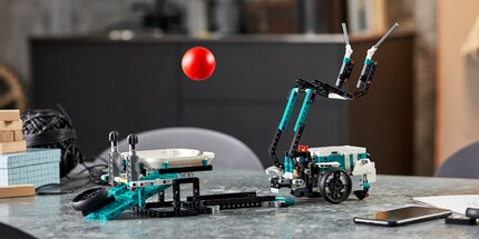 Das neue LEGO-Mindstorms-Set bietet auch einen ballwerfenden Roboterarm. Bildquelle: LEGO