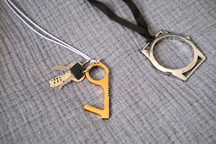 Clean Key (l.) könnte vom Modedesigner Martin Margiela sein, der wie bei seiner Uhrenkette (r.) mit optischen Täuschungen spielt.
