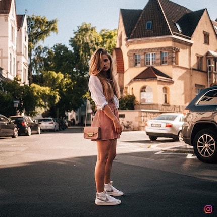 Die Sneakers passen nicht nur zu sportlichen, sondern auch zu femininen Outfits. Bild: @s.t.e.f.f.i.ii