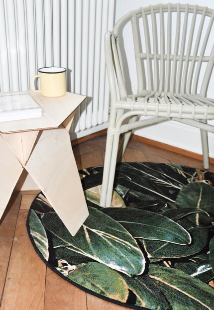La photo de la designer de Schönstaub Nadja Stäubli représentée sur le tapis « Tropicana » vous amène la jungle à la maison. Image : Schönstaub