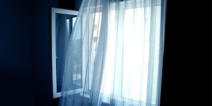 Lascia le finestre aperte di notte per raffreddare gli interni.
