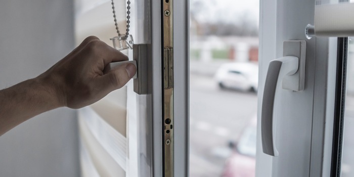 Aprite le finestre: se lo fate bene, la vostra casa si raffredderà notevolmente.