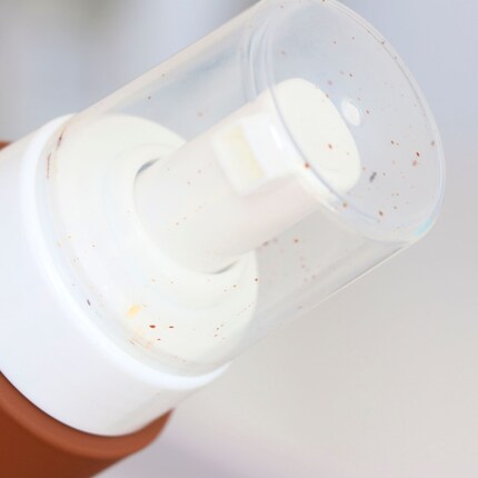 In der Kappe sitzen bereits vor Gebrauch braune Sprenkel.