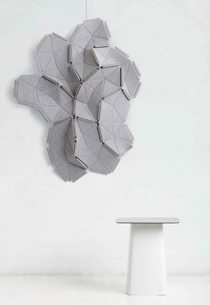 Das Textilmodul «Cloud» verbessert die Akustik und schmückt die Wände. Bild: Kvadrat