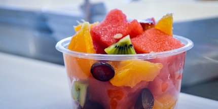 Una ciotola di frutta a pranzo è perfetta per le calde giornate estive.