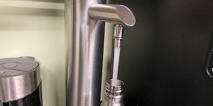 Con l'acqua si compensa la perdita di liquidi causata dal calore.