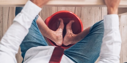 Un pediluvio in ufficio è molto efficace contro il caldo.