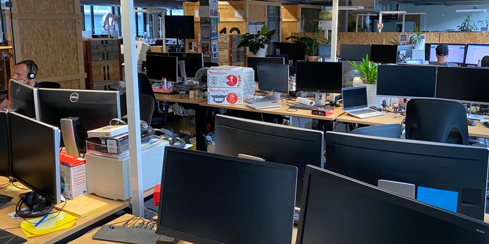 In un ufficio open space senza aria condizionata è estremamente difficile mantenere il fresco d'estate.
