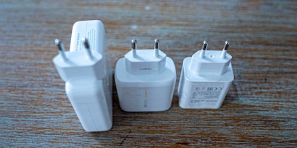 Der Macbook Charger liefert bis zu 87 Watt. Zu viel für Smartphone Charger.