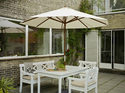 Ein Tisch hat meistens nur dann unter einem Stockschirm Platz, wenn er in der Mitte eine Öffnung hat. Bild: Skagerak Denmark