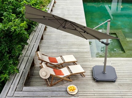 Ampelschirme werden auch Freiarmschirme genannt. Bild: Hunn