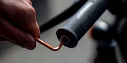 Per prima cosa bisogna rimuovere i pezzi rotti.