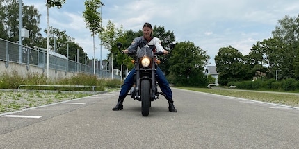 Fin qui tutto bene: Carla sulla mia Harley-Davidson Street Rod.