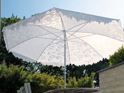 Einer von wenigen: Die meisten Sonnenschirme lassen nicht durchblicken. Bild: Droog