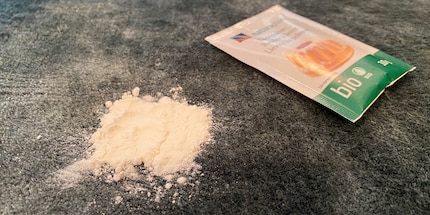 Backpulver (oder auch Natron) wirkt vor allem gegen Kaffeeflecken.