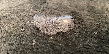 Je mehr Kohlensäure, desto effektiver ist Mineralwasser gegen Flecken.