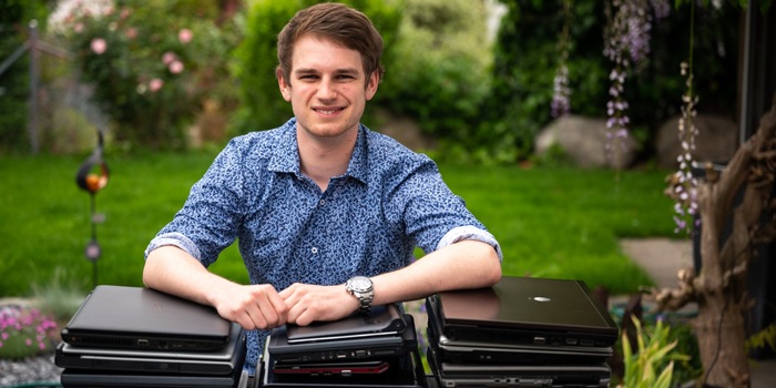 Tobias Schär remet en état de marche les vieux ordinateurs portables. Photo : Dalia Bohn