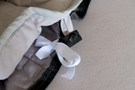 La housse en tissu et la couette sont reliées à l'intérieur.