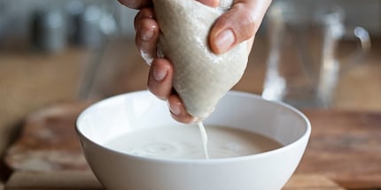 Puoi realizzare gustose bevande vegetali con gli avanzi di frutta secca.