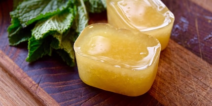 I cubetti di ghiaccio di limonata, succo di frutta o tè danno alla tua bevanda quel tocco in più.