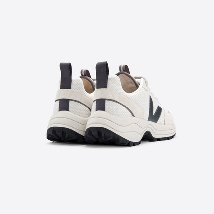 … mit der Farbbezeichnung «Hexamesh Gravel Natural Grey». Bilder: Veja