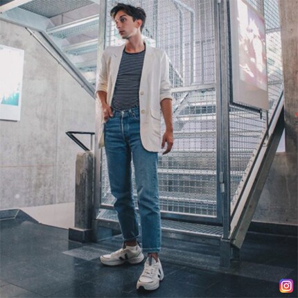 Oliver setzt seine hellgrauen Sneakers mit einem gestreiften Oberteil in Szene. Bild: @fashionwhisper