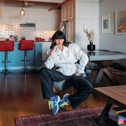 Natalie kombiniert ihren knalligen Venturi zu einem schwarz-weissen Outfit. Bild: @natalieoffduty