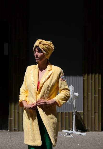 Der Bademantel wird zum Bade-Blazer.
