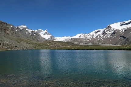 Uno dei tanti laghi alpini sopra Zermatt tra Blauherd e Sunnegga. Il ristorante di montagna Fluhalp in lontananza sullo sfondo.
