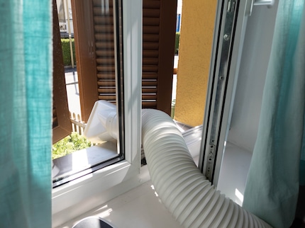 Ohne Fensterkit kommt weiterhin ungebremst warme Luft ins Zimmer.