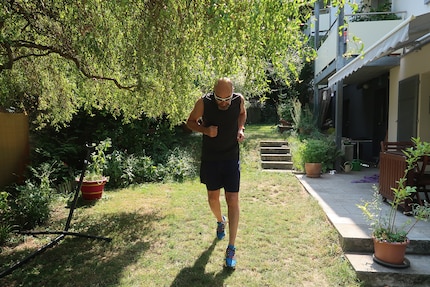 Même le plus long des trails commence par le premier pas. Parfois dans son jardin, mais dorénavant avec des Asics Gel-FujiTrabuco 8 aux pieds.