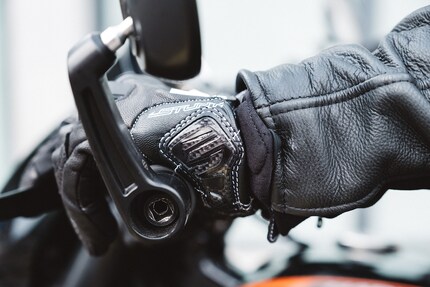 Le slider en carbone apporte une prise supplémentaire sur le guidon