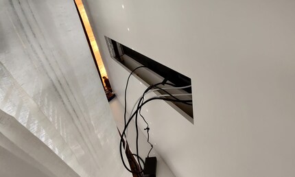 Avec un trou dans le mur, les câbles sont invisibles.