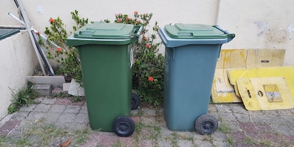 La poubelle pour déchets organiques doit pouvoir se fermer hermétiquement et être étiquetée correctement.