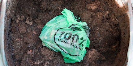 Même si les sacs biodégradables se décomposent, cela prend trop de temps dans un compost ménager.