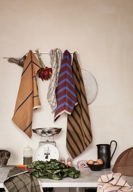Nichts zum Verstecken: Ausgefallene Küchentücher schmücken Wände. Bild: Ferm Living