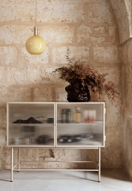 Das durchschimmernde farbige Geschirr setzt Akzente. Bild: Ferm Living