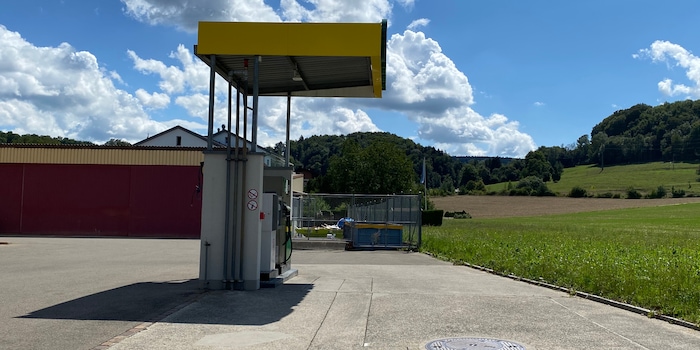 Sinistra o destra? Avvicinarsi a una stazione di servizio - una situazione stressante.